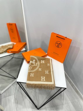 Шикарний, палантин Chanel  