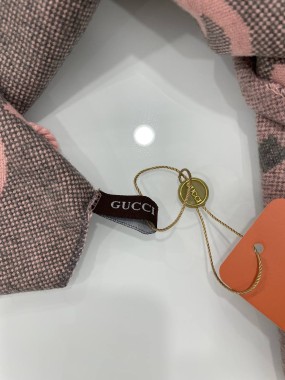 Шикарний, палантин Gucci
