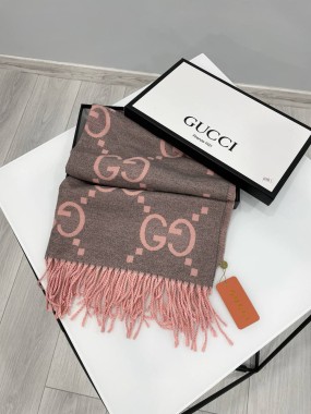 Шикарний, палантин Gucci