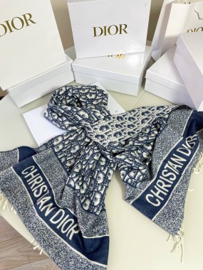 Шикарний, палантин Dior 