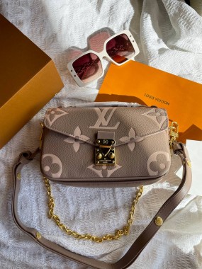 Louis Vuitton Premium 